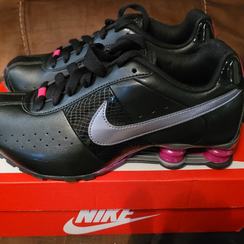 Women's Nike shox classic size 9